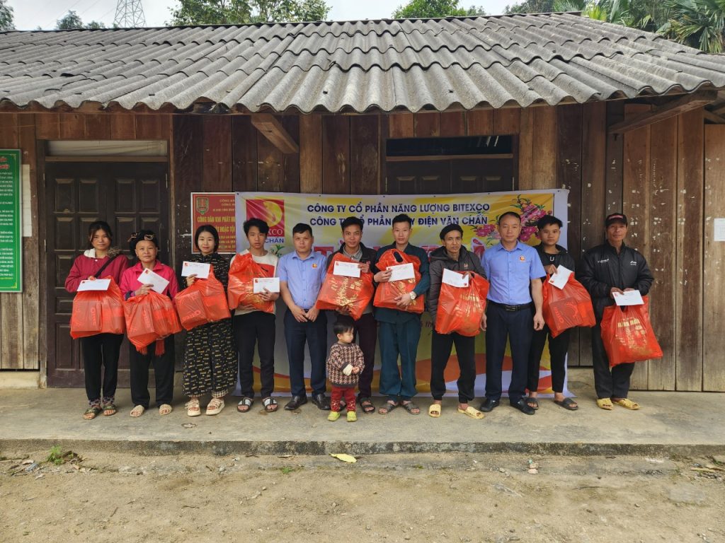 Chuỗi tặng quà cho gần 1000 người nghèo khó dịp Tết Giáp Thìn 2024