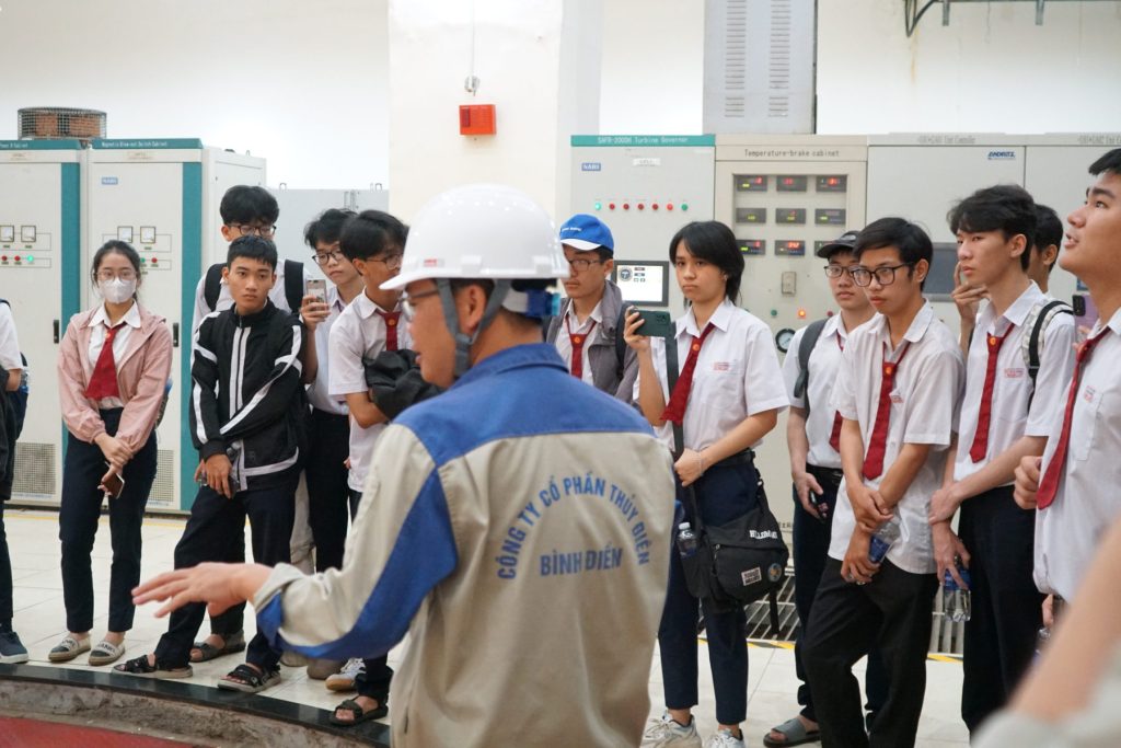 50 học sinh Trường THPT Hai Bà Trưng trải nghiệm thực tế tại thủy điện Bình Điền