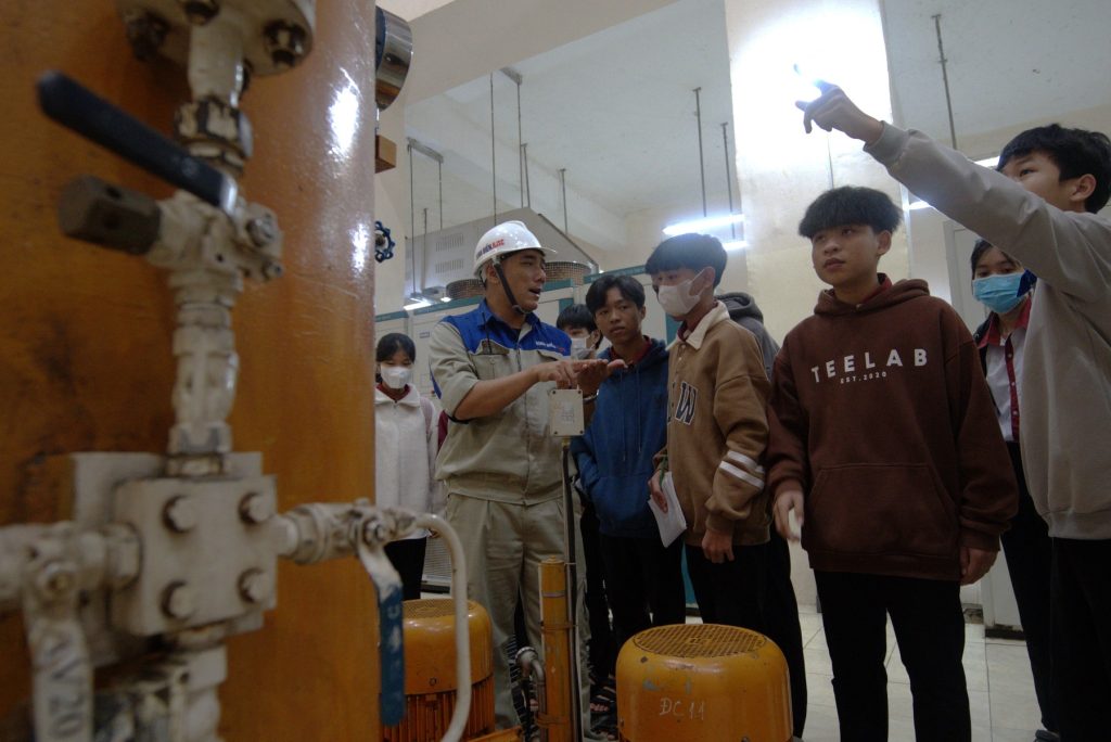 Nhà máy Thủy điện Bình Điền đón 180 học sinh trường THPT Bình Điền trải nghiệm hướng nghiệp