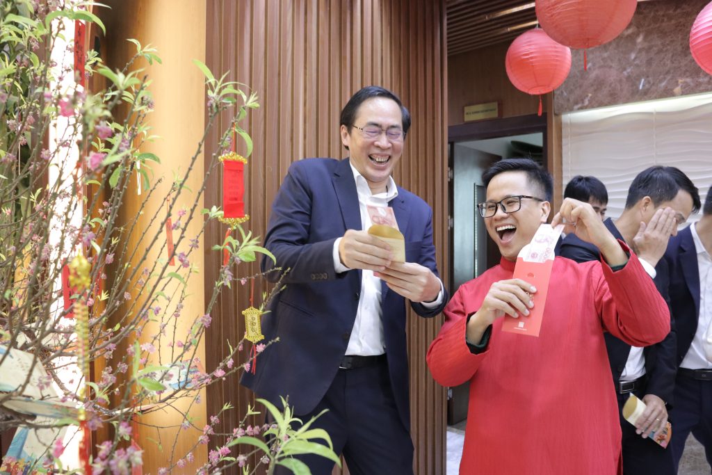 Chùm ảnh: Những nụ cười rạng rỡ ngày khai Xuân Bính Ngọ 2026