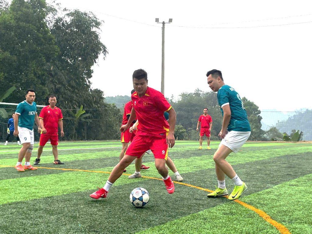 Cụm thủy điện Lào Cai giao hữu bóng đá với BIDV Yên Bái mừng 95 năm thành lập Đoàn