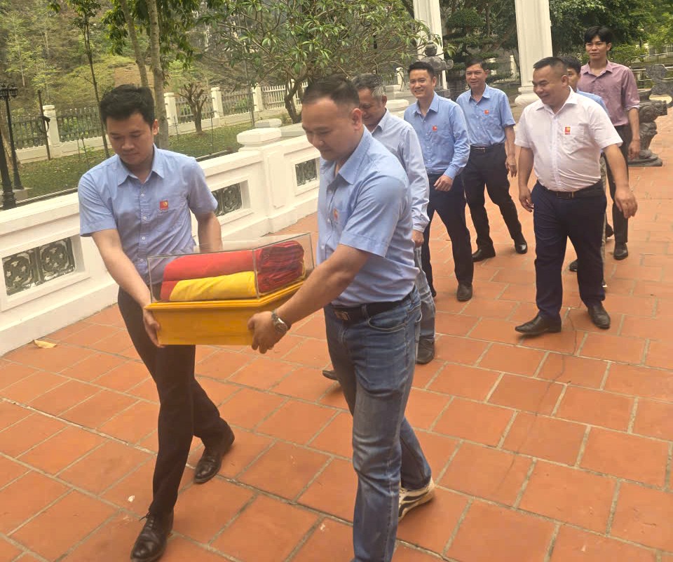 Khoảnh khắc thiêng liêng rước lá cờ 54m² từ Cột cờ Lũng Cú về thủy điện Nho Quế 3