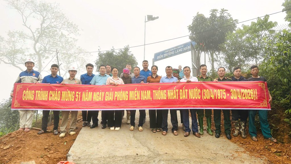 Chùm ảnh: Công trình thắp sáng đường quê của Đoàn Thanh niên thủy điện Văn Chấn