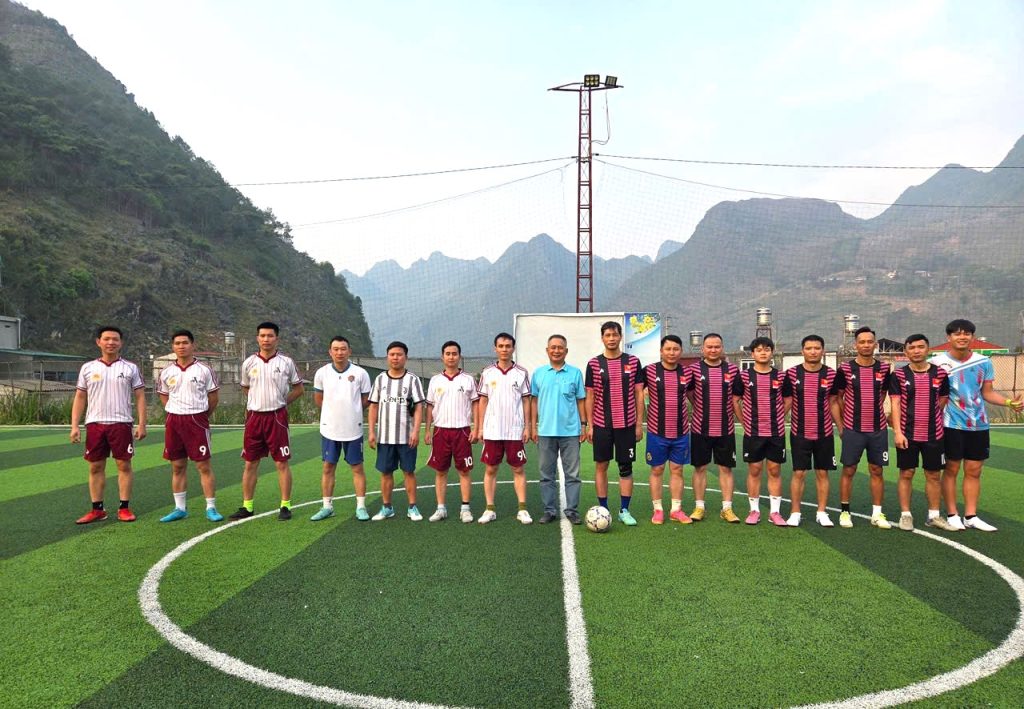 Giao hữu bóng đá giữa cụm thủy điện Nho Quế và Công an xã Mèo Vạc