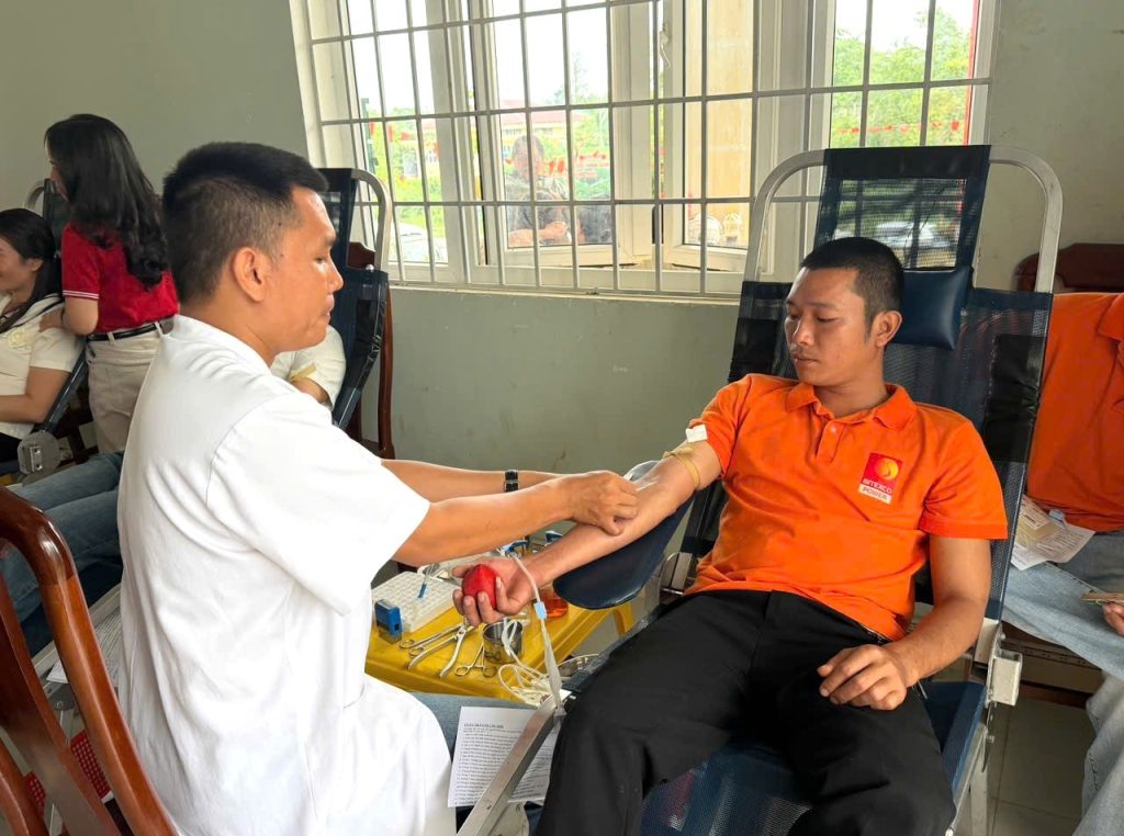 Nhân viên thủy điện Bình Điền tham gia hiến máu tình nguyện tại địa phương