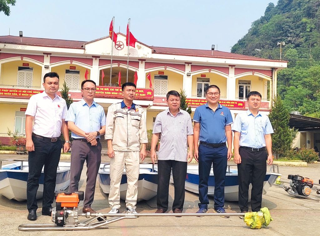 Trao tặng 6 thuyền cứu hộ cho xã Linh Hồ (Tuyên Quang) trước mùa mưa lũ