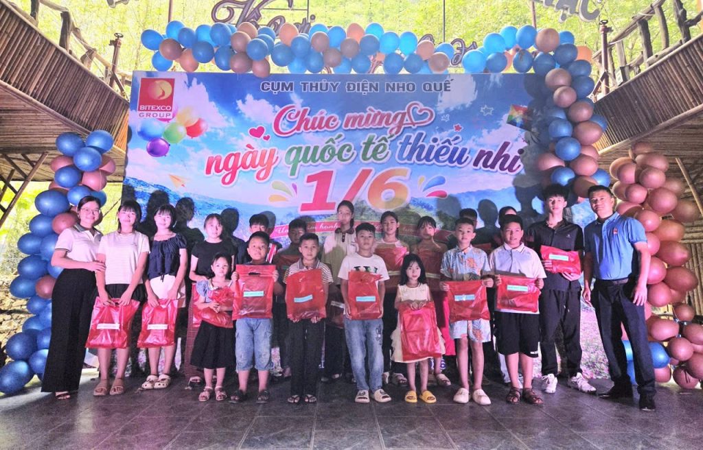 Hơn 70 con em người lao động cụm thủy điện Nho Quế vui Tết Thiếu nhi 1/6