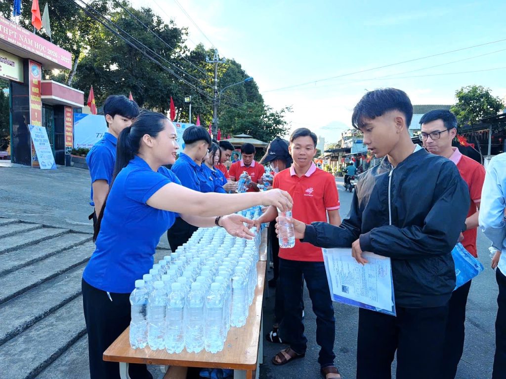 Đoàn Thanh niên thủy điện Đak Mi tiếp sức mùa thi năm 2026