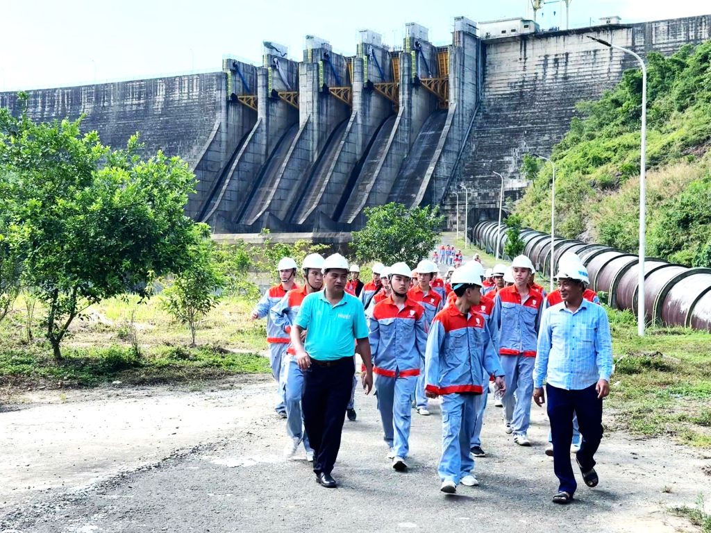 160 thầy trò Đại học Huế học tập thực tế tại thủy điện Bình Điền