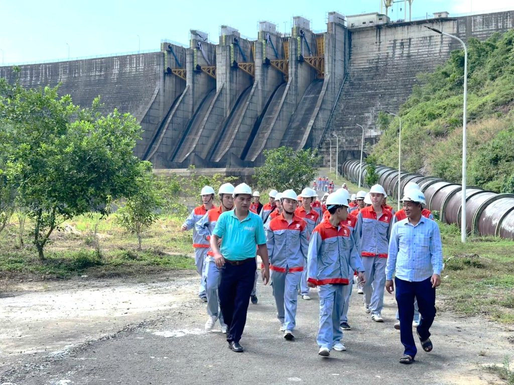 160 thầy trò Đại học Huế học tập thực tế tại thủy điện Bình Điền