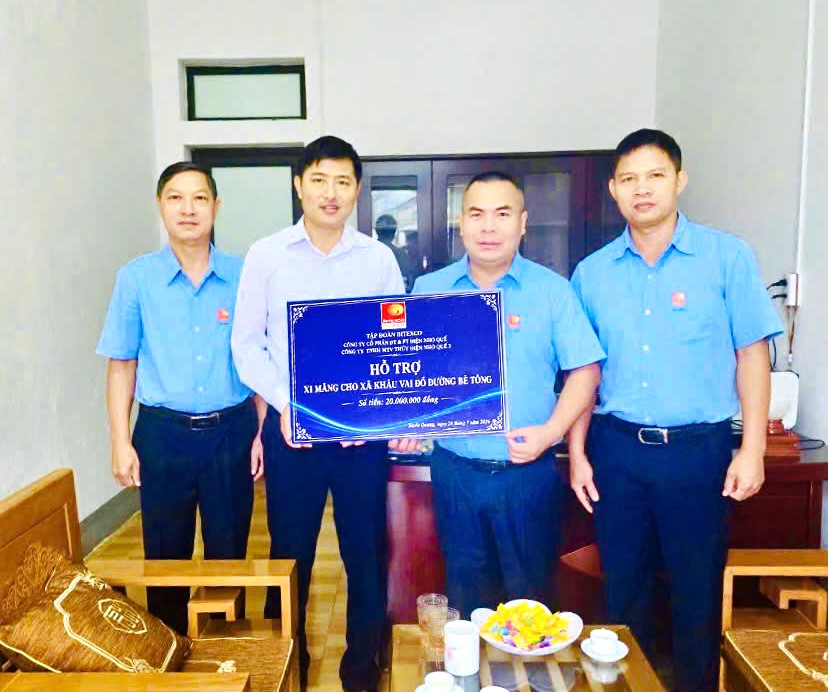 Cụm Thủy điện Nho Quế hỗ trợ xã Khâu Vai 20 triệu đồng làm đường bê tông