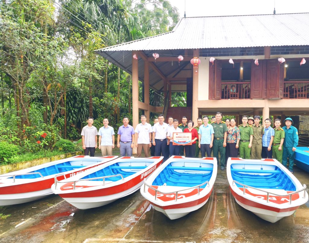 Trao tặng 4 xuồng cứu hộ cho xã Việt Lâm, tỉnh Tuyên Quang