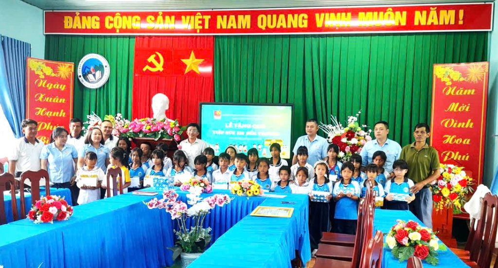 Điện mặt trời Nhị Hà tặng quà cho 30 học sinh vượt khó học tốt trước năm học mới