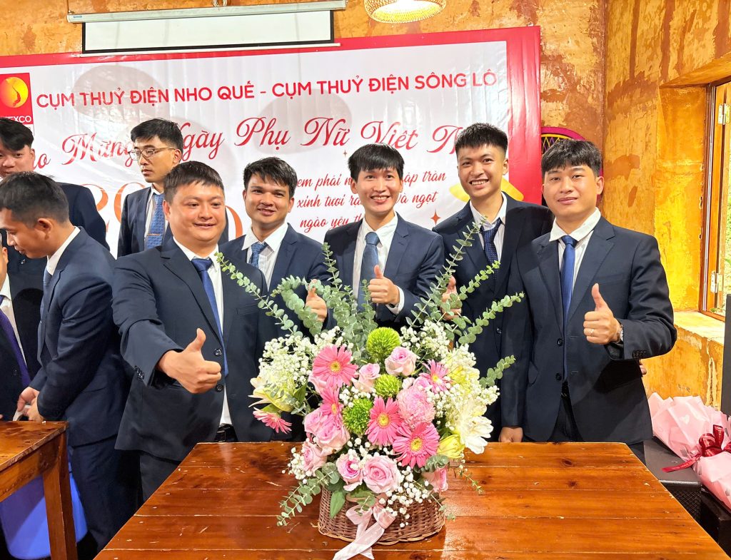Cánh mày râu trổ tài cắm hoa, tặng quà chị em nhân Ngày Phụ nữ Việt Nam 20/10